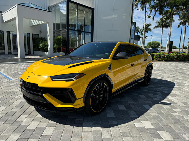 urus side view